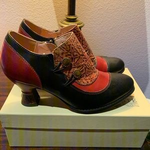 New in the box L’Artiste red multi shoes